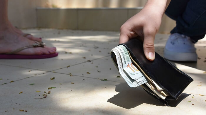 Mơ nhặt được tiền có phải điềm hên không? Đánh con gì? 2 Mơ thấy nhặt được ví tiền là điềm báo lành cho sự nghiệp