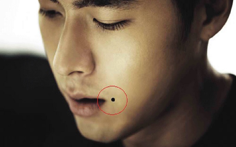 Nốt ruồi trên mặt phụ nữ và nam giới có ý nghĩa gì? 3 Nam giới có nốt ruồi trên mặt ở môi
