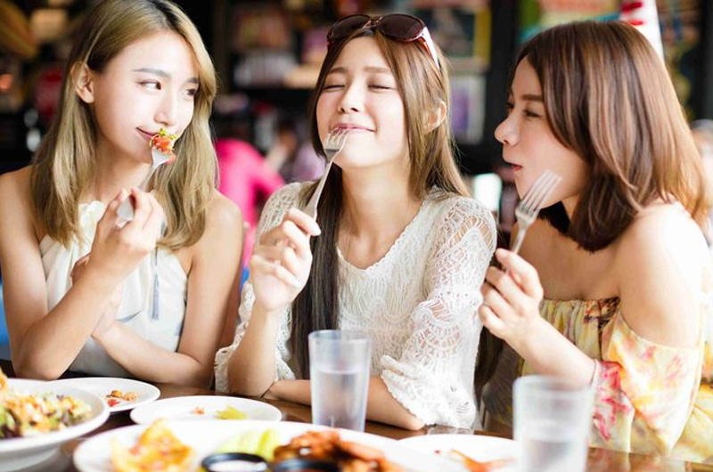 12 chòm sao tốn tiền chi tiêu vào mục đích gì Ma Kết tốn tiền vì mê đồ ăn ngon