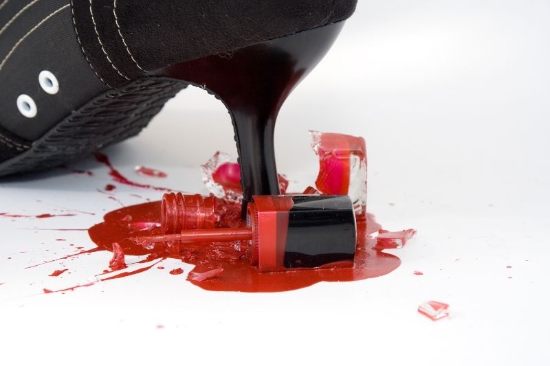 Mơ thấy sơn móng tay bị hư