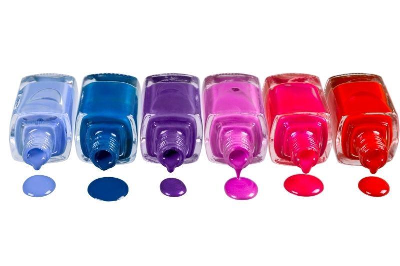 Mơ thấy sơn móng tay nhiều màu 