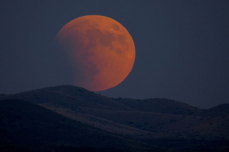 Mơ thấy nguyệt thực khổng lồ