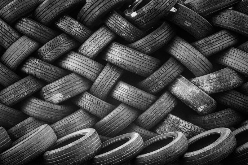 Mơ thấy lốp xe đánh con gì? Mơ bị xịt lốp xe điềm gì? 2 mo-thay-ban-ban-lop-xe