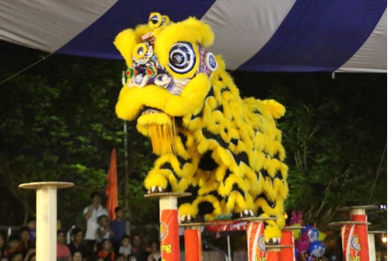 Nằm mơ thấy múa lân đánh con gì? Mơ múa lân vào nhà 2 nam-mo-thay-bạn-tham-gia-doan-lan