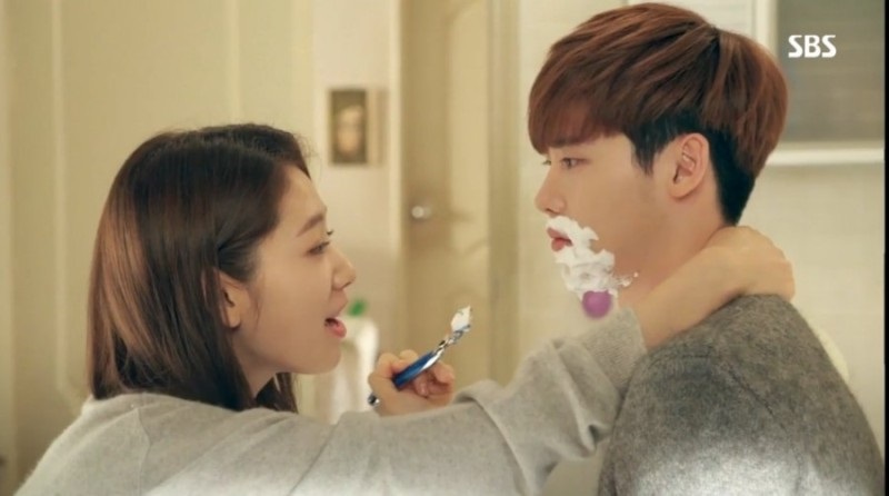 Mơ thấy cạo râu đánh số gì? Mơ thấy cạo râu chảy máu 1 mo-thay-cao-rau-cho-nguoi-khac