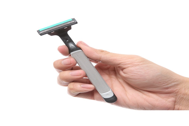 Mơ thấy cạo râu đánh số gì? Mơ thấy cạo râu chảy máu 2 mo-thay-dao-cao-rau