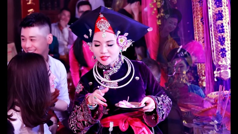 nam-mo-thay-hau-dong-nhay-mua