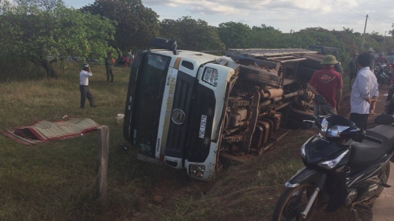 nam-mo-thay-xe-tai-lat-chet-nguoi