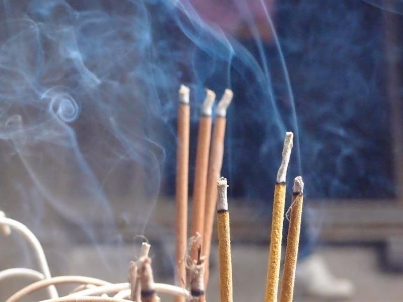 Điềm báo khi đốt nhang: Nhận biết điềm tốt xấu và dãy số đi kèm 2 Điềm báo khi đốt nhang may mắn