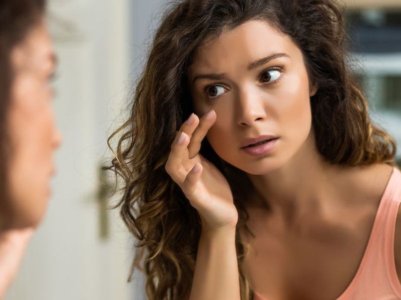 Đọc vị điềm báo nháy mắt theo giờ để tìm con số may mắn 2 Điềm báo nháy mắt bên phải ở phụ nữ