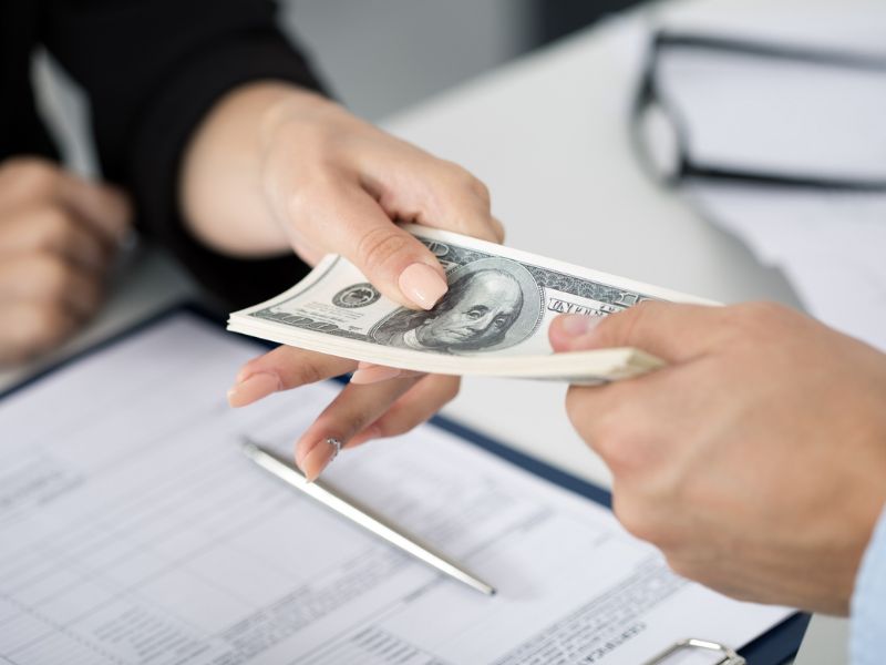 Mơ thấy người ta cho tiền 3