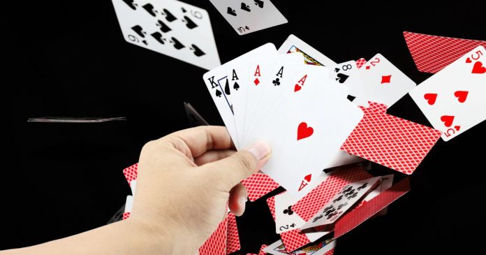 Mơ thấy đánh bài có tứ quý