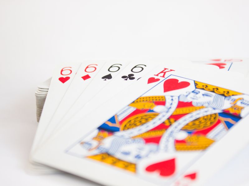 Mơ thấy đánh bài có tứ quý hên hay xui