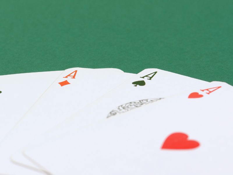 Mơ thấy đánh bài có tứ quý báo vận xui