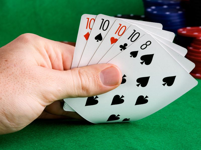 Mơ thấy đánh bài có tứ quý báo điềm may 