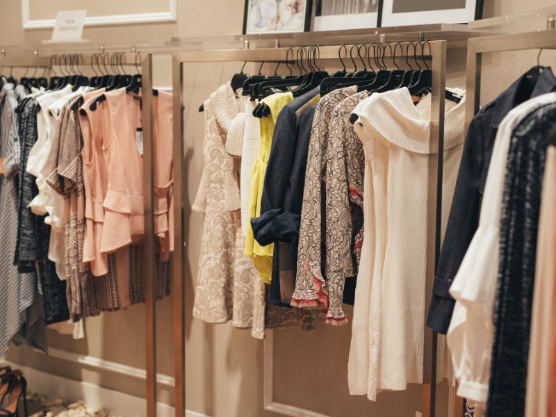 Nằm mơ thấy quần áo: Điềm báo tâm linh từ những vật dụng thân quen 2 Nằm mơ thấy quần áo 2