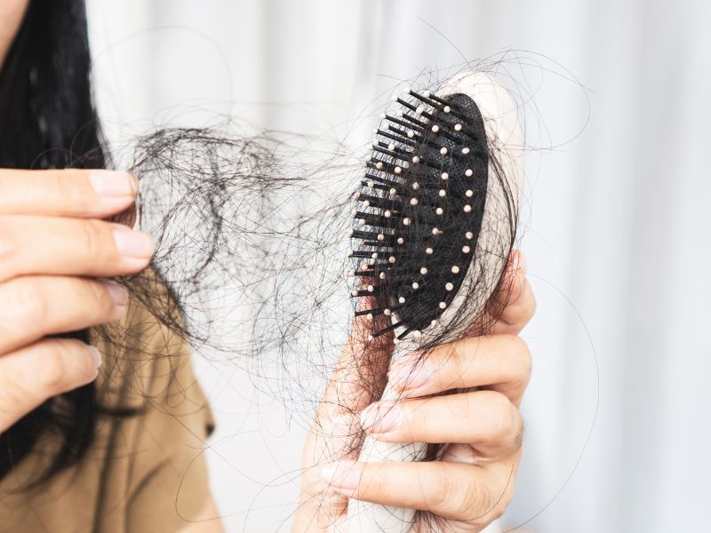 Nằm mơ thấy vuốt tóc rụng: Cảnh báo mất mát bạn dễ bỏ qua 3 Nằm mơ thấy vuốt tóc rụng 4