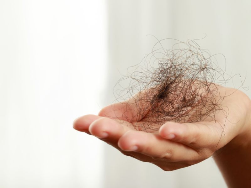 Nằm mơ thấy vuốt tóc rụng: Cảnh báo mất mát bạn dễ bỏ qua 1 Nằm mơ thấy vuốt tóc rụng 3